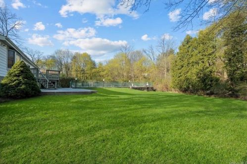 2856 Brookfield Dr, Yorktown Hgts NY  10598-2402 exterior