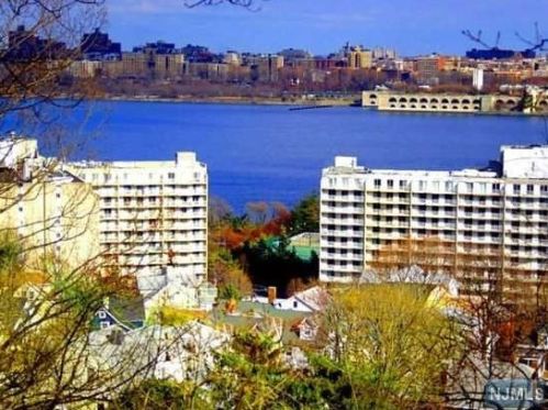 1055 River Rd, Edgewater NJ  07020-1364 exterior