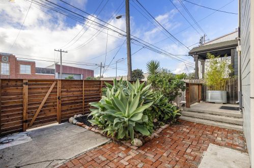 3026 Adeline St, Oakland CA 94608-4412 exterior