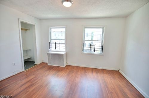 32 Arverne Ter, Irvington NJ 07111-3814 exterior