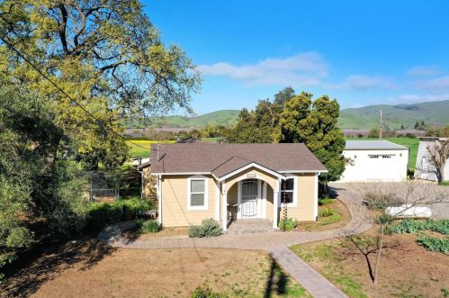 1890 Orchard Rd, Hollister, CA 95023-9211