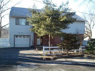 192 Rosedale Rd, Yonkers, NY 10710-2527