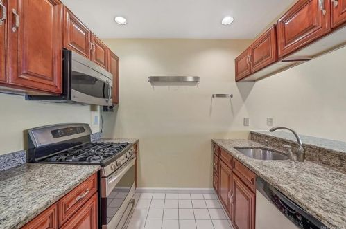 73 Hudson Point Ln, Crotonville, NY 10562-5942