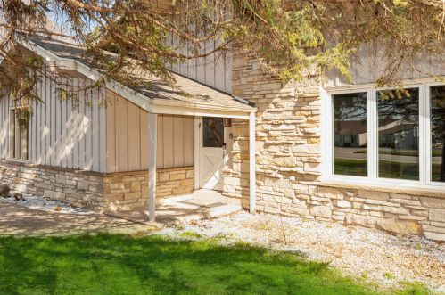 4701 Loomis Rd, Milwaukee WI  53220-4822 exterior