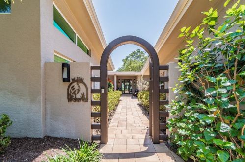 5148 31st Ave, Saint Petersburg FL  33707-5600 exterior