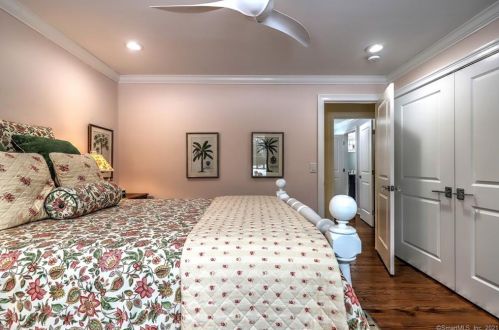 5 Weatherbell Dr, Norwalk CT 06851-1411 exterior