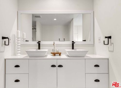 11512 La Maida St, North Hollywood CA  91601-4323 exterior