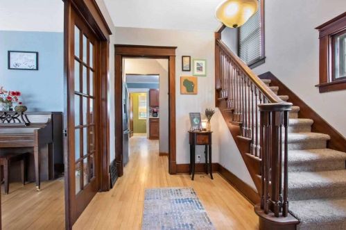 208 Jackson St, Green Bay, WI 54301-4937