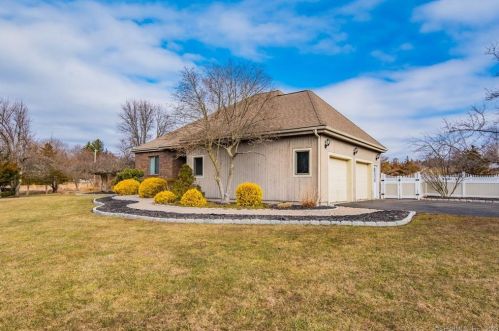 2 Wheatfield Dr, Wallingford CT  06492-5453 exterior