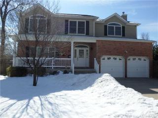 3946 William St, Seaford, NY 11783-2136