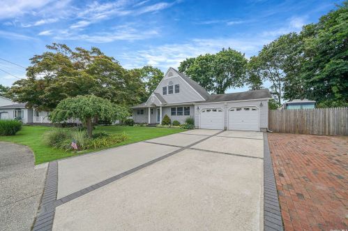 70 Opal St, Holbrook, NY 11741-4735