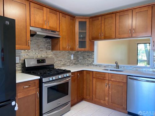 1405 Woodbridge Commons Way, Iselin NJ  08830-3044 exterior