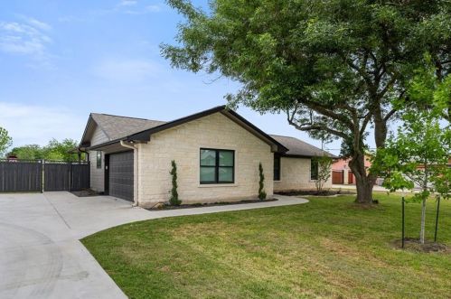 232 Spring Garden Dr, Monadale, TX 78634-4014