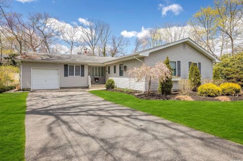 156 Vanderbilt Blvd, Oakdale, NY 11769-2008