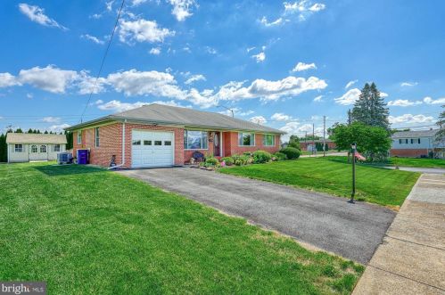 1 Kensington Dr, Camp Hill, PA 17011-7911