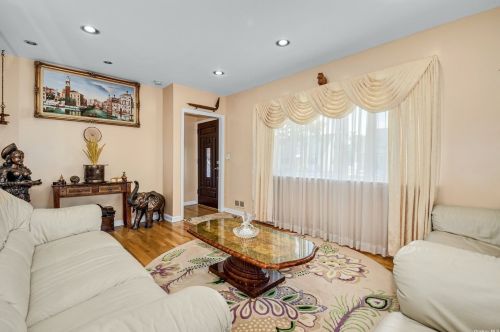 207 Cushing Ave, Williston Park NY  11596-1050 exterior