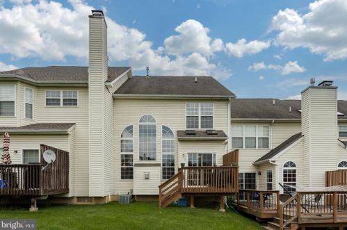 52 Lincoln Dr, Downingtown PA  19335-5326 exterior