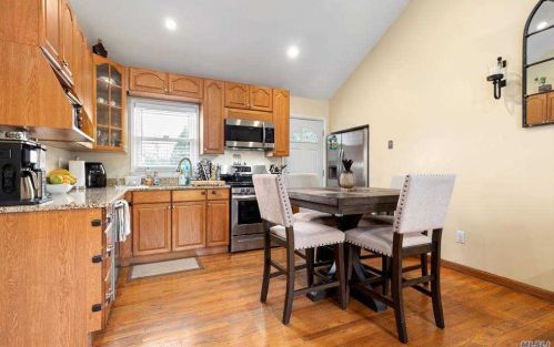 32 Leibrock Ave, North Lindenhurst NY 11757-1825 exterior