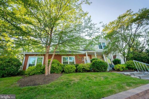 404 Beacon Hill Dr, Southampton, PA 18966-2532