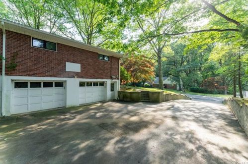 4 Hillside Ter, Airmont NY  10901-2105 exterior