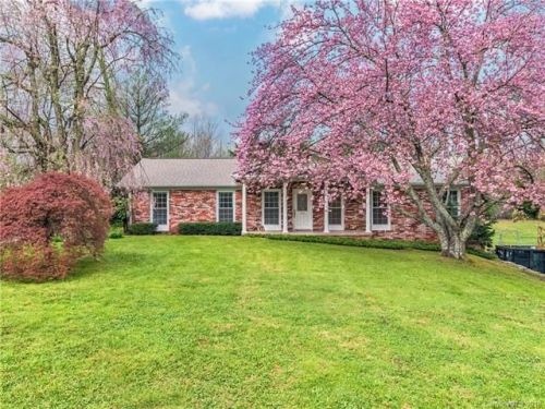 315 Tree Haven Blvd, Hendersonville, NC 28791-1627
