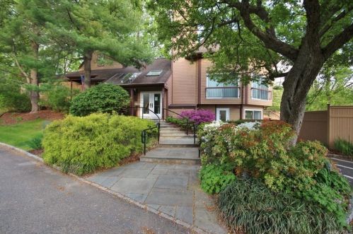 701 Eagle Bay Dr, Crotonville NY  10562-2372 exterior