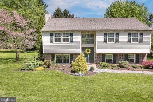 3 Marshall Dr, Downingtown, PA 19335-2161
