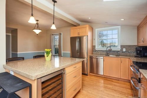 27 Three Lakes Dr, Stamford, CT 06902-8315