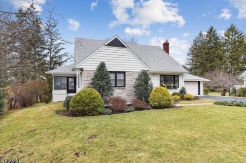 70 Kingwood Dr, West Paterson, NJ 07424-2412