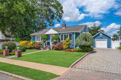 617 Bermuda Rd, Babylon, NY 11704-7207