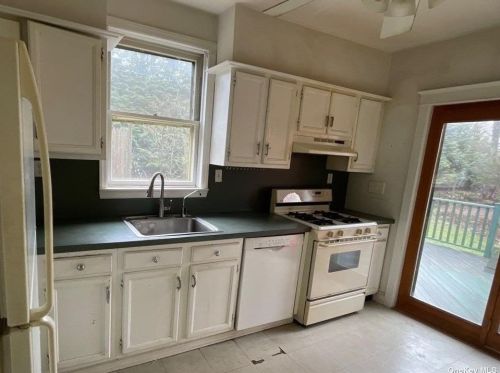 271 Maple Rd, Valley Cottage, NY 10989-1426