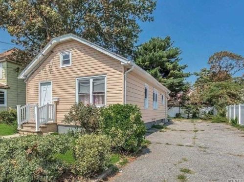 33 Mirin Ave, Roosevelt, NY 11575-1603