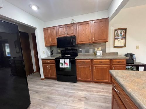 969 Armour Rd, Oconomowoc, WI 53066-3935