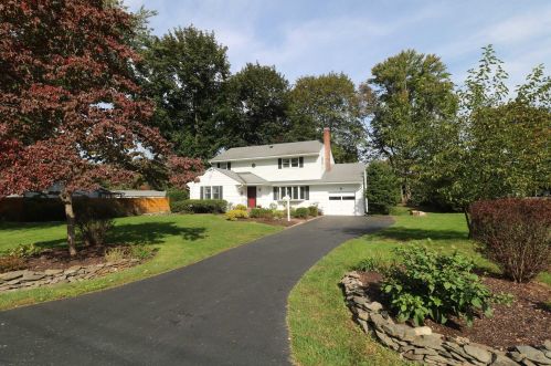 16 Gilbert Dr, Hyde Park, NY 12538-2404