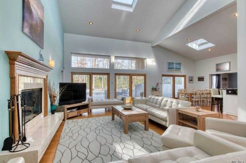44 Hampton St, West Hampton Beach, NY 11978-2133
