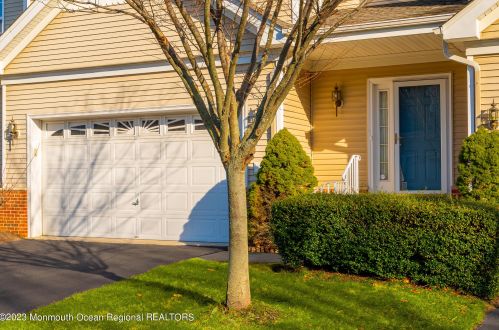 3 Waverly Ct, Tinton Falls, NJ 07724-9628