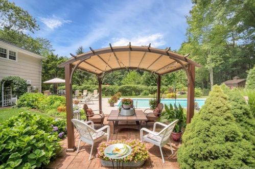 18 Mayer Dr, Airmont NY  10901-3825 exterior