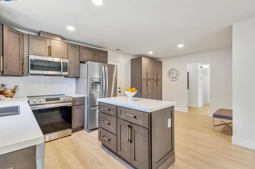 3877 Harbor St, West Pittsburg CA  94565-6137 exterior