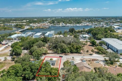 86 Anclote Rd, Tarpon Springs FL  34689-0070 exterior