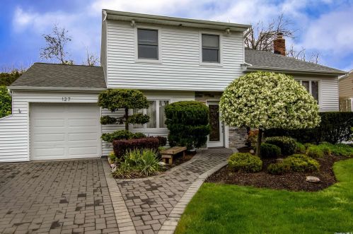 127 Rumford Rd, San Remo, NY 11754-3905