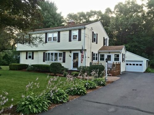 28 Woodland Rd, Wrentham, MA 02093-1308