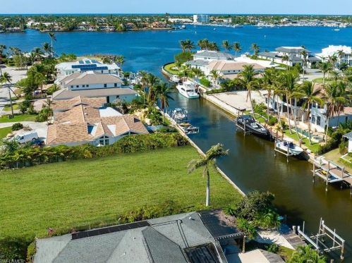 1387 Marlin Dr, Naples FL  34102-1530 exterior