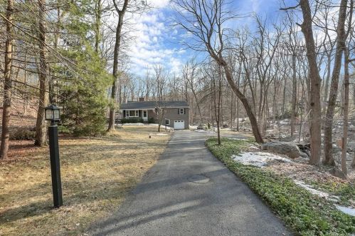 32 Glen Dr, Lewisboro, NY 10590-2334