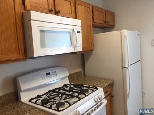 1002 Cumberland Ct, Mahwah NJ  07430-1340 exterior