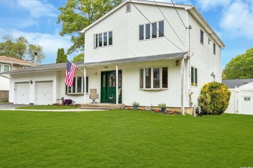 415 Lillian Blvd, Holbrook, NY 11741-3950