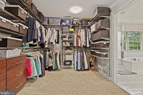 526 Beauregard Dr, Leesburg VA 20175-8924 exterior