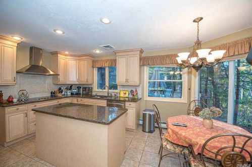 7 Ryder Ct, Huntington Station NY 11746-6142 exterior