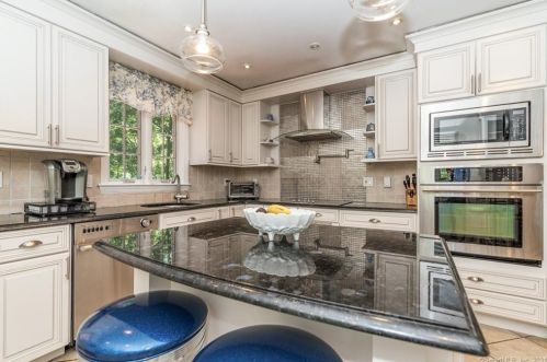 8 Butternut Pl, Stamford, CT 06903-3829