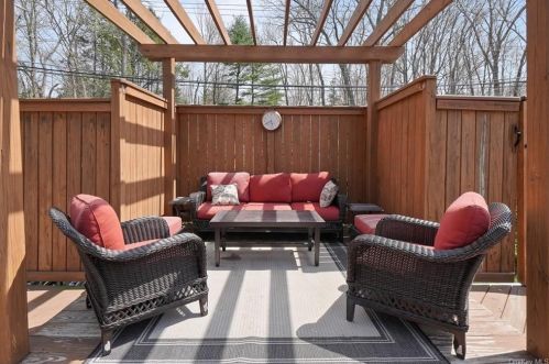 2 Mohawk Ln, Yorktown Hgts NY  10598-6328 exterior