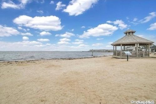 255 Maple St, Islip Manor NY  11751-4801 exterior